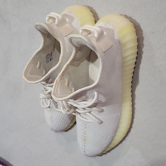 Yeezy Boost 350 V2 Sneakers - Picture 4 of 16